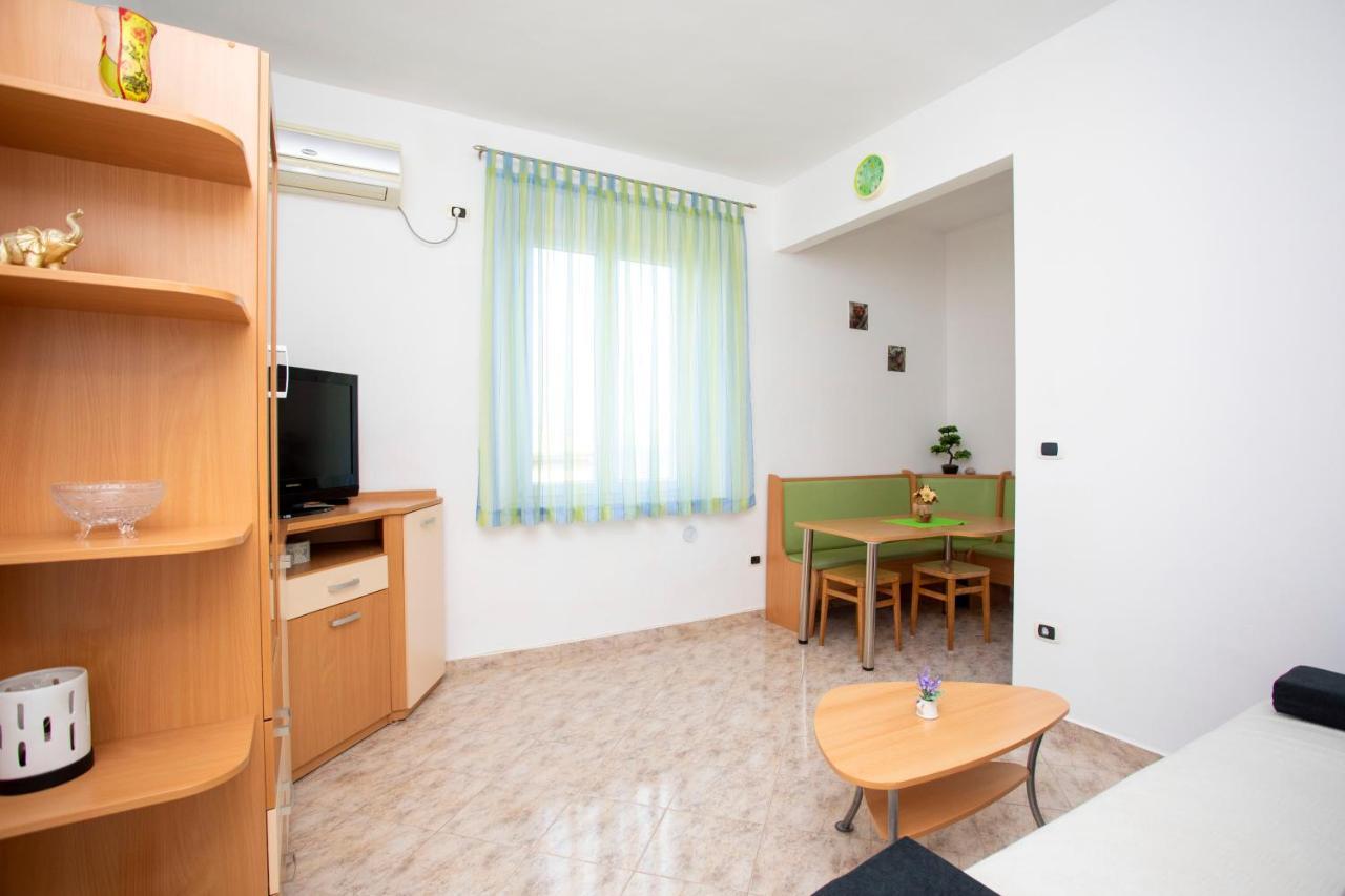 Apartman Lidija Koromačno Esterno foto
