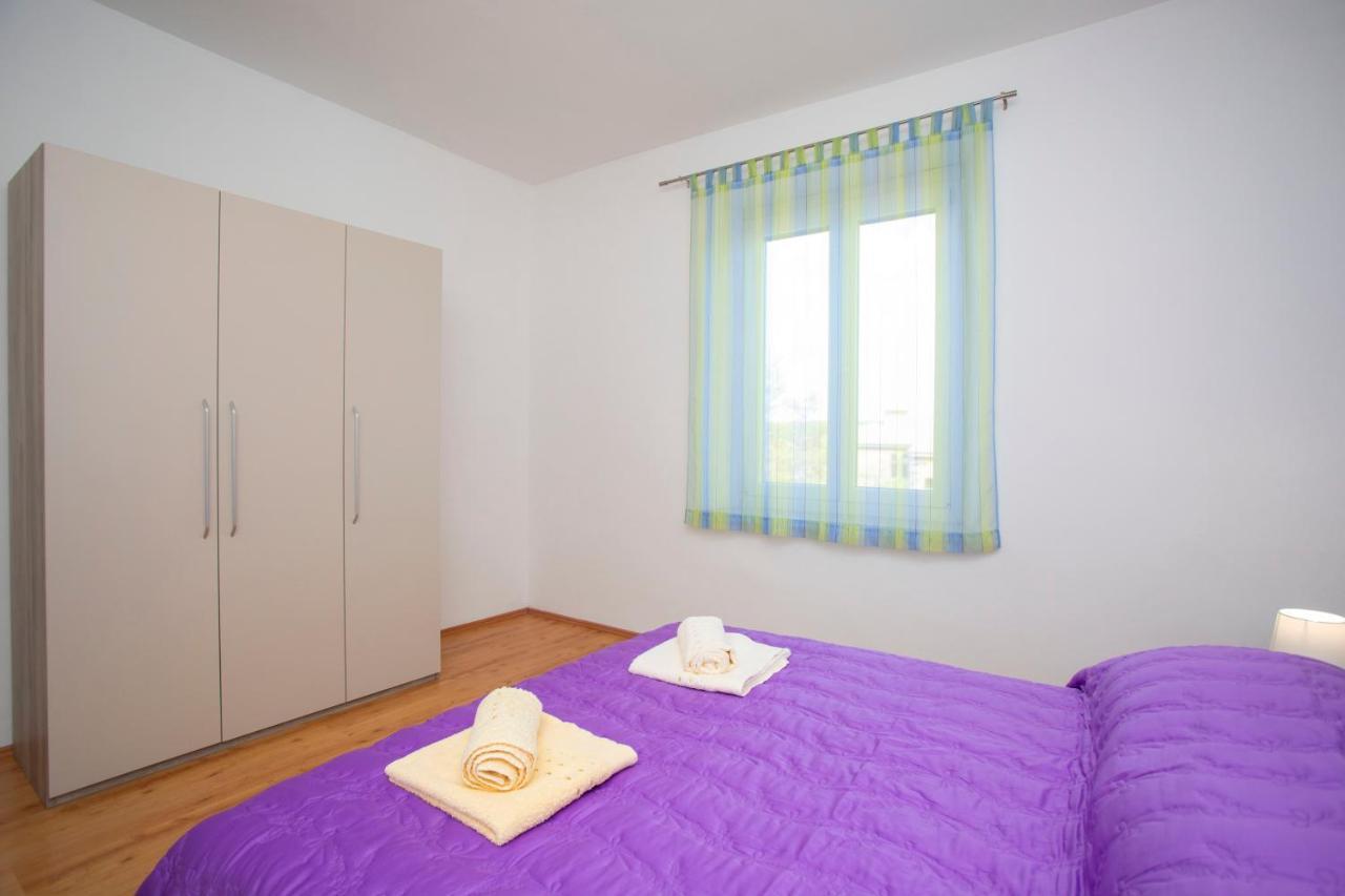 Apartman Lidija Koromačno Esterno foto